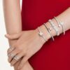 Ariana Grande X Swarovski-armband met gemengde slijpvormen, hartjes, wit, gerhodineerd Ariana Grande X Swarovski-armband met gemengde slijpvormen, hartjes, wit, gerhodineerd