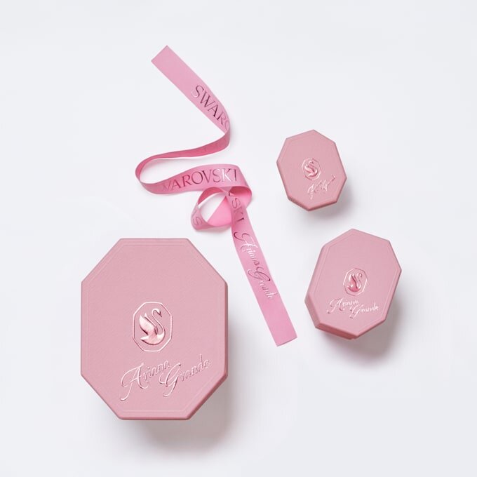 Ariana Grande X Swarovski-choker met gemengde slijpvormen, kristallen parels, hartjes, wit, gerhodineerd Ariana Grande X Swarovski-choker met gemengde slijpvormen, kristallen parels, hartjes, wit, gerhodineerd
