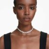 Ariana Grande X Swarovski-choker met gemengde slijpvormen, kristallen parels, hartjes, wit, gerhodineerd Ariana Grande X Swarovski-choker met gemengde slijpvormen, kristallen parels, hartjes, wit, gerhodineerd