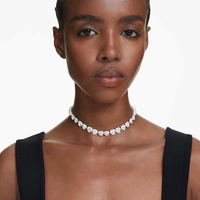 Ariana Grande X Swarovski-choker met gemengde slijpvormen, kristallen parels, hartjes, wit, gerhodineerd Ariana Grande X Swarovski-choker met gemengde slijpvormen, kristallen parels, hartjes, wit, gerhodineerd
