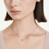 Ariana Grande X Swarovski hanger met gemengde slijpvormen, libelle, veelkleurig, gerhodineerd Ariana Grande X Swarovski hanger met gemengde slijpvormen, libelle, veelkleurig, gerhodineerd