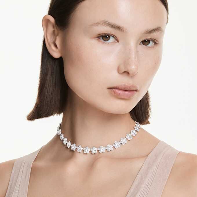 Ariana Grande X Swarovski-ketting, ronde slijpvorm, bloem, wit, gerhodineerd Ariana Grande X Swarovski-ketting, ronde slijpvorm, bloem, wit, gerhodineerd