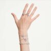 Ariana Grande X Swarovski motiering met gemengde slijpvormen, libelle, veelkleurig, gerhodineerd Ariana Grande X Swarovski motiering met gemengde slijpvormen, libelle, veelkleurig, gerhodineerd