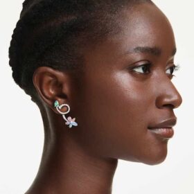 Ariana Grande X Swarovski oorbellen met oorbevestiging, gemengde slijpvormen, libelle, bloem, veelkleurig, gerhodineerd Ariana Grande X Swarovski oorbellen met oorbevestiging, gemengde slijpvormen, libelle, bloem, veelkleurig, gerhodineerd