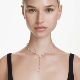 Ariana Grande X Swarovski Y-ketting met gemengde slijpvormen, kristallen parel, hartje, wit, gerhodineerd Ariana Grande X Swarovski Y-ketting met gemengde slijpvormen, kristallen parel, hartje, wit, gerhodineerd