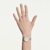 Cosmopolitan-horloge, Swiss Made, metalen armband, zilverkleurig, afwerking van gemengd metaal Cosmopolitan-horloge, Swiss Made, metalen armband, zilverkleurig, afwerking van gemengd metaal