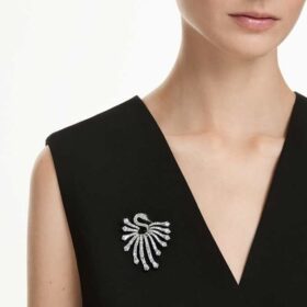 De broche ‘Swan’ uit de Vienna-collectie, wit, geruthiniumsgewat
