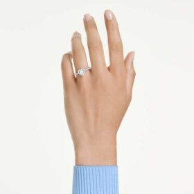 Een Angelic-ring met gemengde slijpvormen, hart, wit, gerhodineerd Een Angelic-ring met gemengde slijpvormen, hart, wit, gerhodineerd