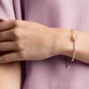 Een armband, ronde slijpvorm, ovaal, wit, roségoudkleurig verguld Een armband, ronde slijpvorm, ovaal, wit, roségoudkleurig verguld