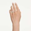 Hyperbola-ring met gemengde slijpvormen, wit, zilverkleurige afwerking Hyperbola-ring met gemengde slijpvormen, wit, zilverkleurige afwerking