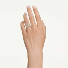 Hyperbola-ring met gemengde slijpvormen, wit, zilverkleurige afwerking Hyperbola-ring met gemengde slijpvormen, wit, zilverkleurige afwerking