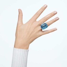 Lucent cocktailring met achthoekige slijpvorm, blauw Lucent cocktailring met achthoekige slijpvorm, blauw