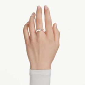 Stilla Attract-ring, ronde slijpvorm, wit, verguld Stilla Attract-ring, ronde slijpvorm, wit, verguld