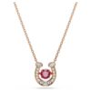 Symbolica-hanger, ronde slijpvorm, pavé, hoefijzer, rood, roségoudkleurig verguld Symbolica-hanger, ronde slijpvorm, pavé, hoefijzer, rood, roségoudkleurig verguld